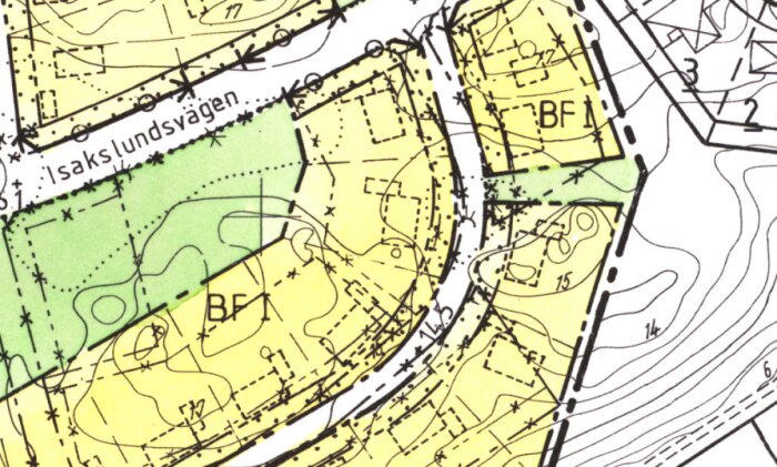 Detaljplan över fastigheter vid Isakslundsvägen med markerade tomter och allmän plats som park eller plantering i grön färg bakom tomterna.