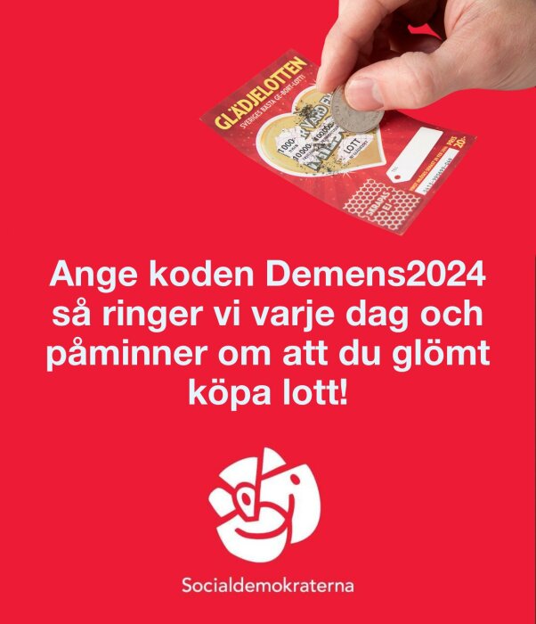 En person skrapar en skraplott med texten "Ange koden Demens2024 så ringer vi varje dag och påminner om att du glömt köpa lott!" mot en röd bakgrund med Socialdemokraternas logga.