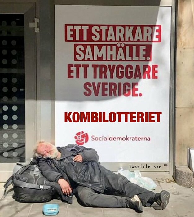 Affisch med texten "Ett starkare samhälle. Ett tryggare Sverige. Kombilotteriet" över en man som sover utomhus lutad mot en vägg.