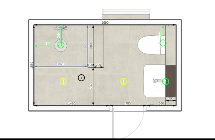 Planritning av ett badrum med mått. Innehåller dusch, halvvägg och toalett. Diffning av halvvägg, 1,3 cm per meter, diskuteras för montering av duschvägg.