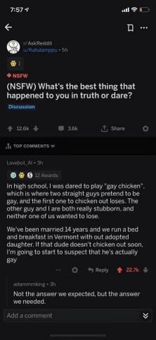 Skärmdump av en Reddit-diskussion där en användare beskriver en incident från gymnasiet om en "gay chicken"-lek. Kommentaren har genererat många gillamarkeringar och svar.