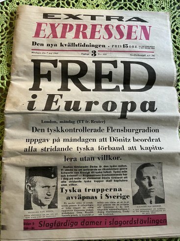 Gammal Expressen-tidning från 7 maj 1945 med rubriken "Fred i Europa", hittad i köksgolvet i ett hus byggt 11 år efter krigsslutet.