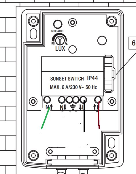 Schema över koppling av ett IP44-relä med texten "SUNSET SWITCH" och anslutningar N, N, L, pil, pil, markerat med gröna, svarta och röda kablar.