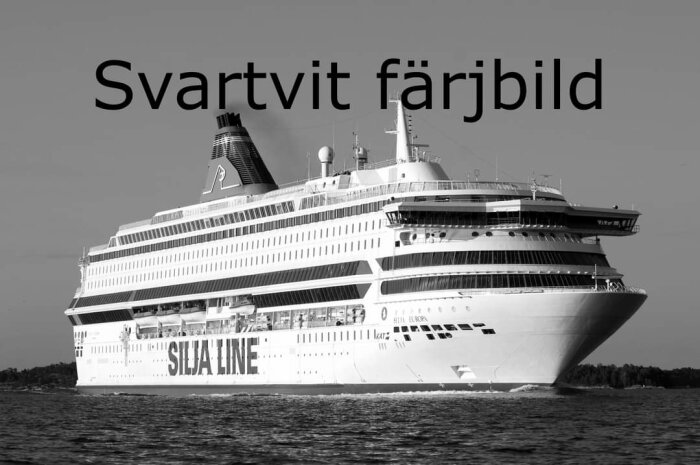 Svartvit bild av en stor Silja Line-färja på vattnet med texten "Svartvit färjbild" över bilden.