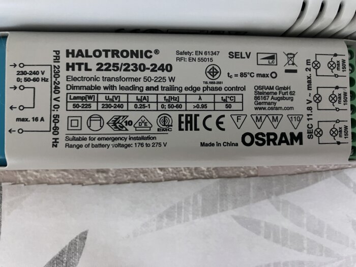 Elektronisk transformator av märket OSRAM Halotronic HTL 225/230-240 med tekniska specifikationer och säkerhetssymboler tydligt synliga på etiketten.