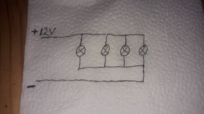 Handritad skiss av ett elektriskt kretsdiagram som matas med 12V, med fyra lampor anslutna parallellt.