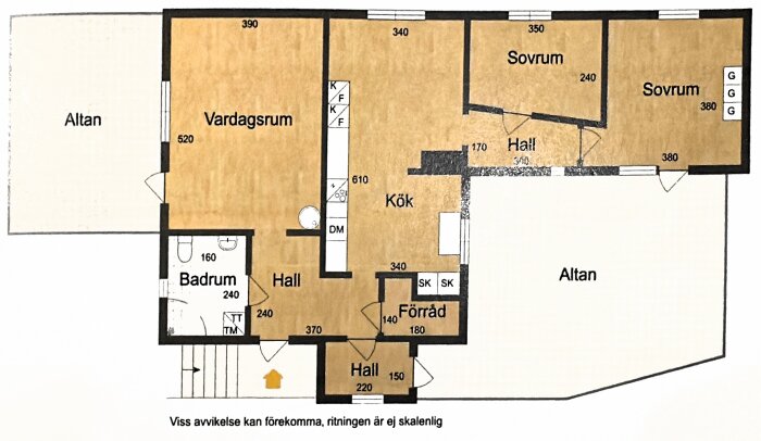 Planskiss över ett hus med rum markerade som vardagsrum, kök, badrum, hall, förråd och sovrum. Två altaner är utanför kök och vardagsrum.