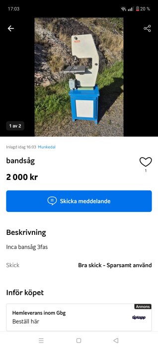 Vit Inca bandsåg med blå basställning utomhus på gräs, med en bergig bakgrund. Pris 2000 kr, beskriven i bra skick och sparsamt använd.