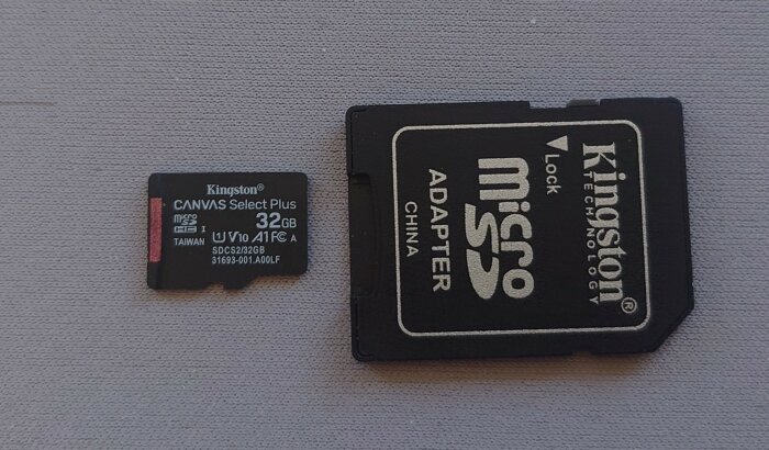 MicroSD-kort Kingston 32 GB bredvid en Kingston microSD-adapter.