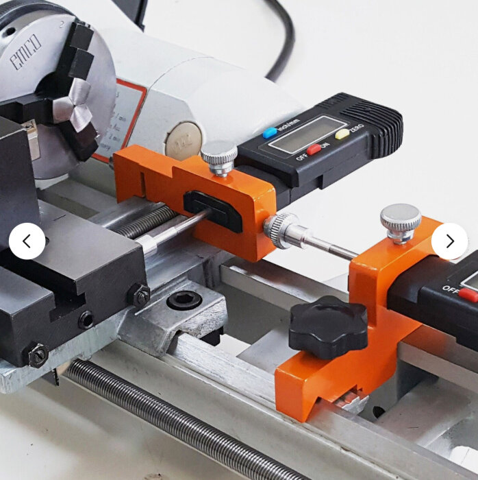 Digital Read Out (DRO) system installerat på en hushållssvarv med orange fästen och mätinstrument.