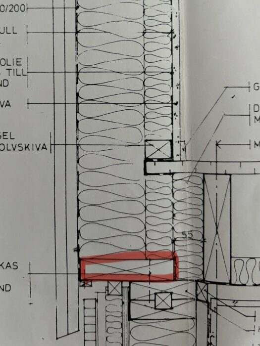 Byggritning över väggkonstruktion med isoleringsmaterial och en specifik bräda markerad i rött för att indikera området där ett kallras kan märkas.