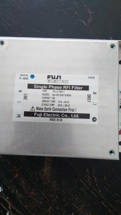 Fuji Electric enfasomvandlare FVR0.75E9S med avstörningsfilter från Japan, typ EFL-0.75E9-7, spec label. Använd för mindre fläktar och motorer.