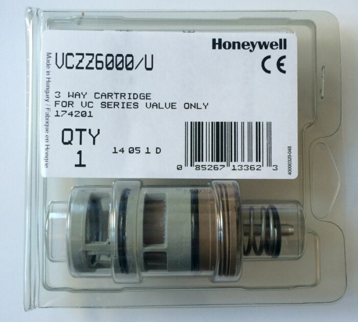 Bild på en Honeywell 3-vägsinsats (UCZ6000/U) för ventiler i VC-serien, förpackad i en genomskinlig plastförpackning med etikettinformation.