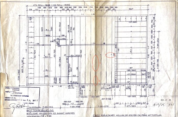 Byggnadsritning av bottenbjälklag där väggar markerade med 1 och 2 är rödmarkerade och diskuterade i inlägget.