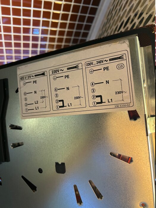 Anslutningsschema med instruktioner för elektrisk installation på baksidan av en spishäll från Electrolux.