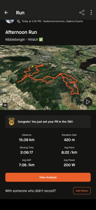 Satellitbild av en löprunda på 15,09 km i Hedemora kommun, med en orange markerad löprutt och prestationer som visas inklusive tid och snittfart.