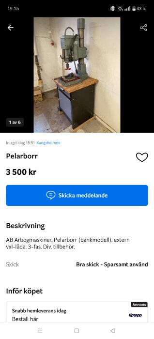 AB Arbogamaskiner pelarborr i grå färg, bänkmodell med svart skåp och träskiva, säljs för 3 500 kr.