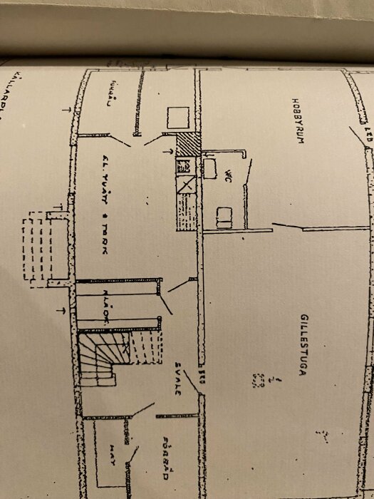 Ritning över bottenvåningen i ett äldre hus med markerat WC, hobbyrum, förråd, bastu, groventré och en brant trappa bakom en dörr nära gillestugan.