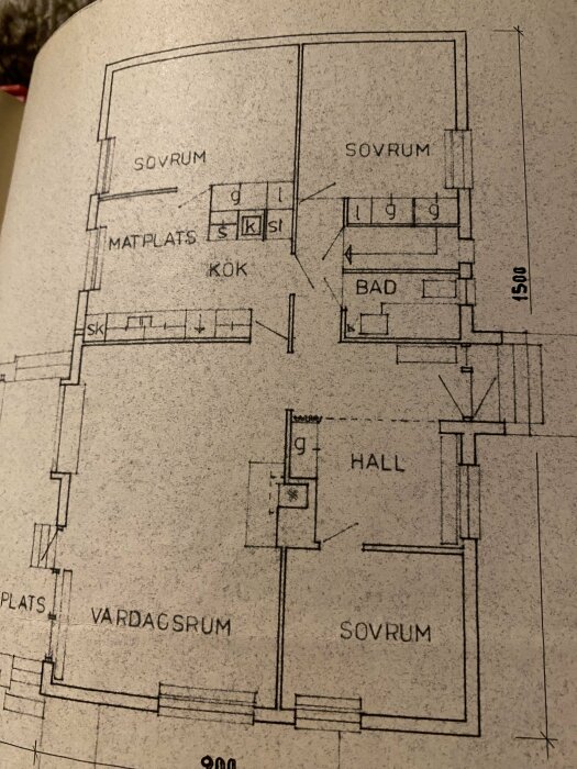 Planlösning för en äldre fastighet med sovrum, kök, bad, matplats, vardagsrum och hall visas. Fokus på möjligheterna till trappflytt.