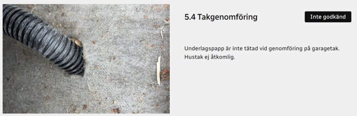 Obesiktad takgenomföring på garagetak där en svart korrugerad slang går genom underlagspappen utan tätning.