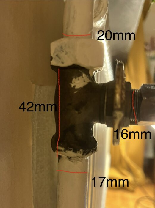 Bild på ett slottsvred/ventil med måttangivelser: 20mm på en del, 42mm på kroppen, 16mm på skruvanslutningen, och 17mm på ett rör.