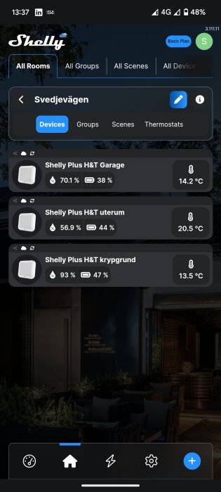 Skärmbild av en app som visar flera Shelly Plus H&T-enheter med temperatur, fuktighet och batterinivå för garage, uterum och krypgrund.