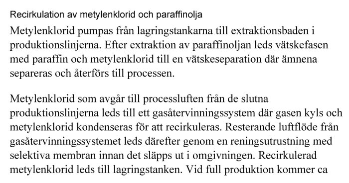 Text som beskriver recirkulation av metylklorid och paraffinolja i produktionsprocessen.