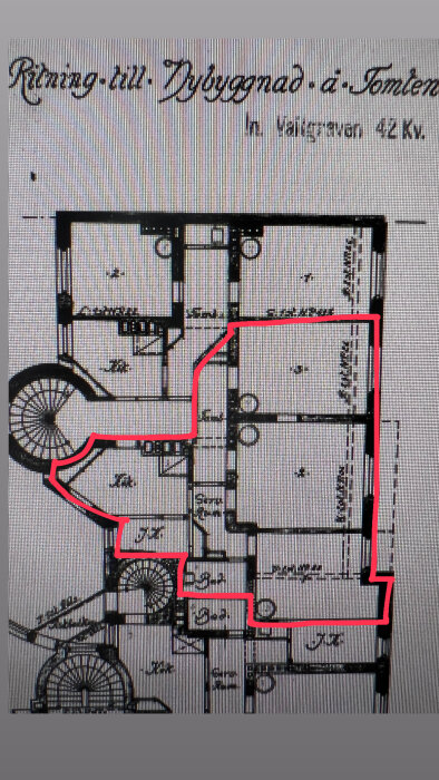 Planritning som visar markeringar för en lägenhets layout med två trappuppgångar och olika rum. Den markerade lägenheten är inringad i rött.