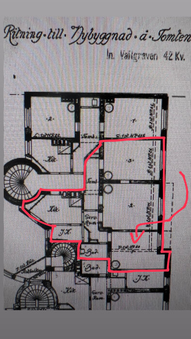 Svartvit planritning av en våning med någon form av bostäder eller kontor med röda markeringar som markerar vissa rum och sektioner.