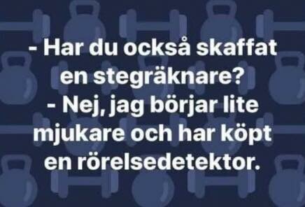 Text med en humoristisk kommentar om att välja en rörelsedetektor istället för en stegräknare, med en bakgrund av kettlebells.