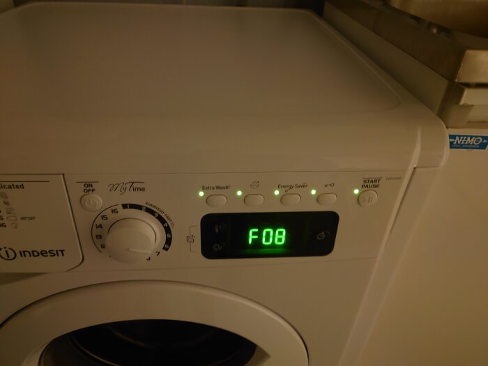 Tvättmaskin av märket Indesit med display som visar felkod "F08".