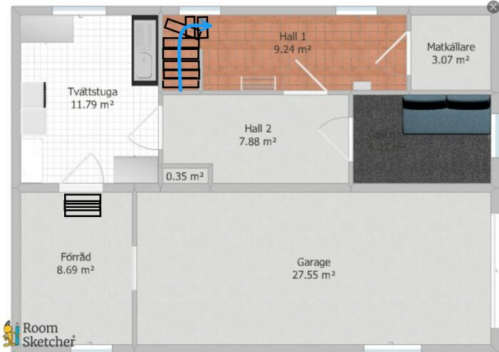 Ritning av husets bottenvåning, med tvättstuga, matförråd, två hallar, garage och förråd. En blåmarkerad trappa har lagts till som förbinder Hall 1 med Hall 2.