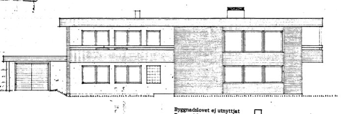 Arkitektritning av en tvåvåningsvilla i Eksjöhus-stil med ett fristående garage integrerat i byggnaden. Huset har flera fönster på varje våningsplan.