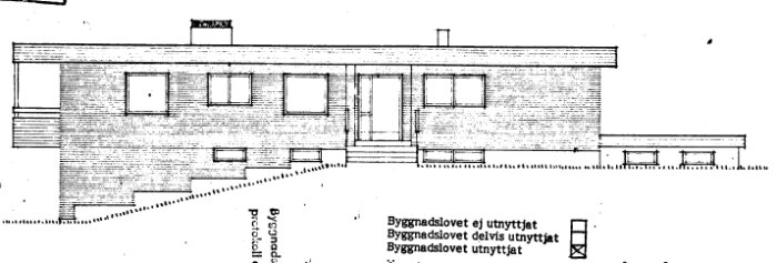 Ritning av ett enplanshus med suterrängvåning, som visar fönster, dörrar och yttre detaljer på byggnaden. Märkningar av byggnadslov är synliga.