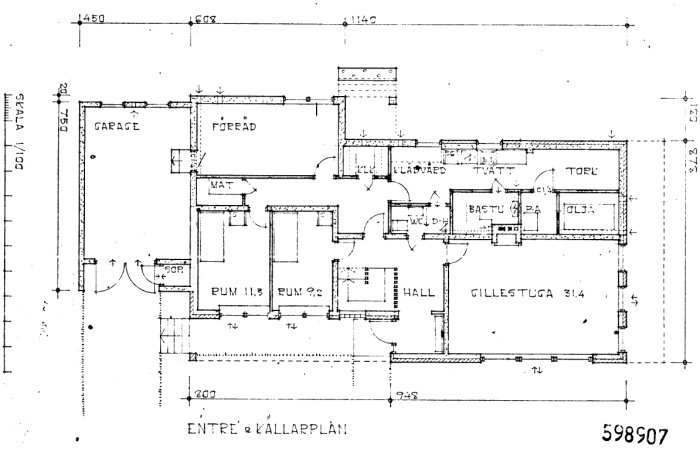 Ritning av entré- och källarplan för en villa, inklusive garage, förråd, gillestuga, hall, bastu, tvättstuga, toalett och flera rum.