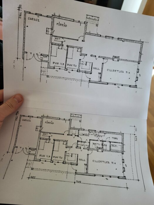 Golvplaner för ett hus; två ritningar som visar olika planlösningar med märkta rum inklusive garage, hall, förråd, tvätt och gillestuga.