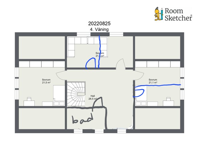 Ritning över en fjärde våning som visar förslag på sovrum och badrum omplacering, markerad med blåa linjer och texten "bad" för att indikera badrummets placering.
