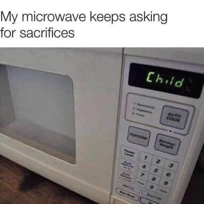 En mikrovågsugn med displayen som visar ordet "Child". Text ovanför säger "My microwave keeps asking for sacrifices".