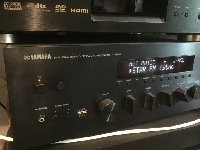 Yamaha Natural Sound Network Receiver R-N602 som visar Star FM på internetradio, med knappar och reglage för bas, diskant, balans och volym.