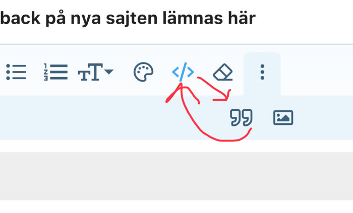 Redigeringsverktygsfält med ikoner och röda pilar markerar knappar för kod och citat.