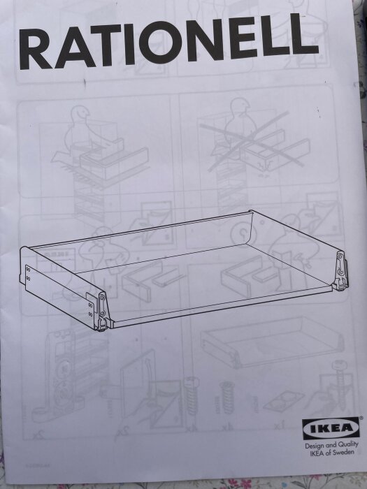 Instruktionsbild från IKEA för att montera en Rationell-låda, visar en ritning av lådans delar och monteringsguiden i bakgrunden.