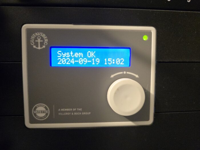 Vatette vattenfelsbrytare enhet med en skärm som visar meddelandet "System OK" och datumet 2024-09-19 15:02.