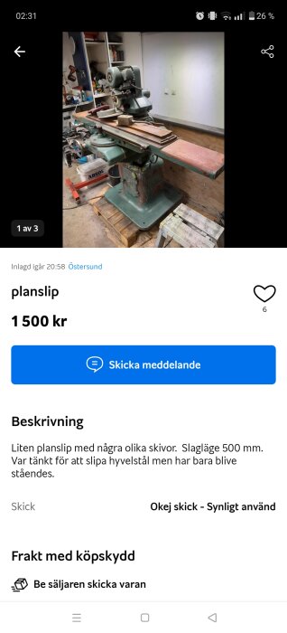 Liten planslipmaskin med olika skivor till salu för 1500 kr. Slaglängd 500 mm. Har använts för slipning av hyvelstål. Maskinen står på en träpall i ett verkstadsutrymme.