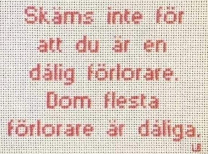 Broderad text som säger: "Skäms inte för att du är en dålig förlorare. Dom flesta förlorare är dåliga.