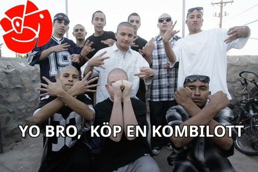 En grupp unga män poserar utomhus, några med händer formade i olika gester, med en symbol för Sveriges Socialdemokratiska Arbetareparti och texten "YO BRO, KÖP EN KOMBILOTT".