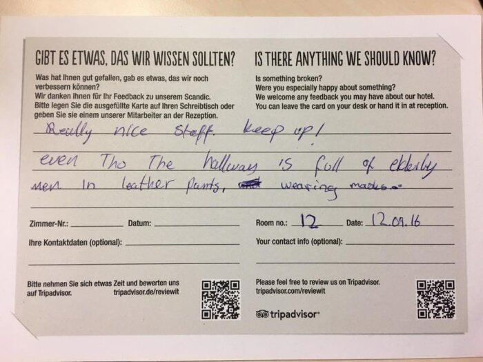 Kundtipskort på Scandic Berlin Kurfürstendamm med handskriven kommentar "Really nice staff, keep up! even tho the hallway is full of elderly men in leather pants and wearing masks.