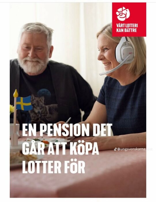 En man och en kvinna med headset sitter vid ett bord med texten "En pension det går att köpa lotter för" och logotyp för ett lokalt lotteri.