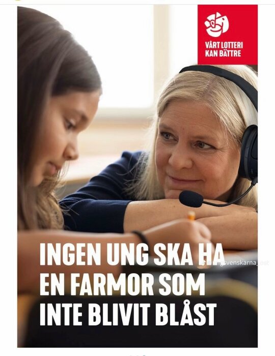 En äldre kvinna med headset pratar med en flicka. Text på bilden: "Vårt lotteri kan bättre. Ingen ung ska ha en farmor som inte blivit blåst.