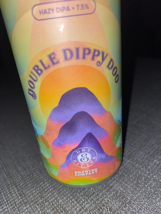 En färgglad burk med texten "Double Dippy Doo" och "Dry & Bitter Brewing Company" innehållandes en Hazy DIPA med alkoholhalten 7.5%.