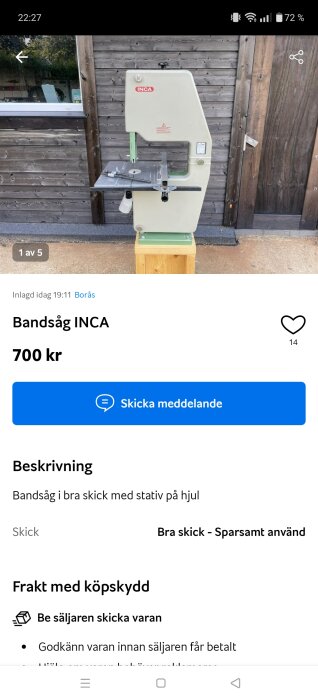 Bild på en bandsåg av märket INCA, i bra skick, till salu för 700 kronor. Bandsågen står framför en trävägg, monterad på ett stativ med hjul.